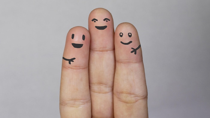 Dedos que representan una familia poliamorosa.