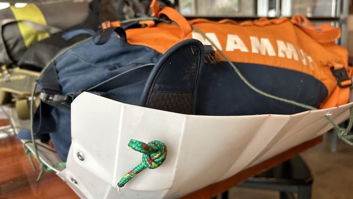 Un sac à dos sur un traîneau