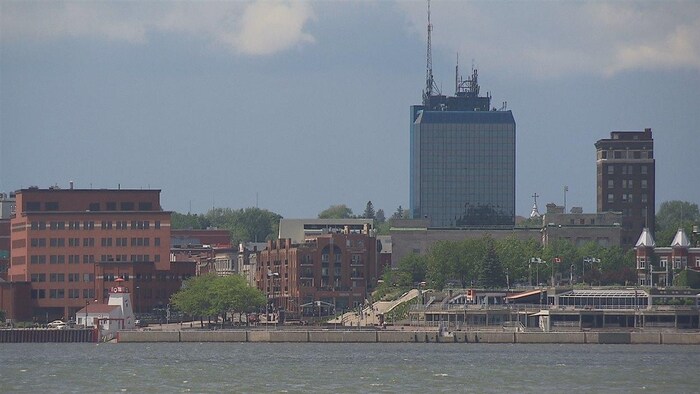 Vue du centre-ville de Trois-Rivières depuis les berges du Saint-Laurent.