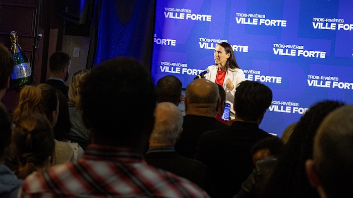 Pascale Albernhe-Lahaie parle devant une foule.