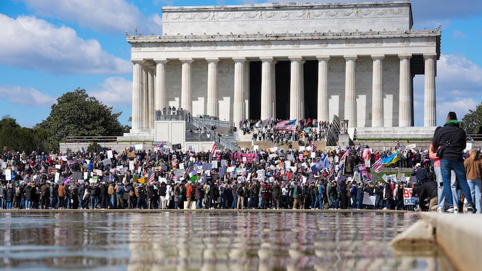  Des manifestants sont attroupés près du Lincoln Memorial.