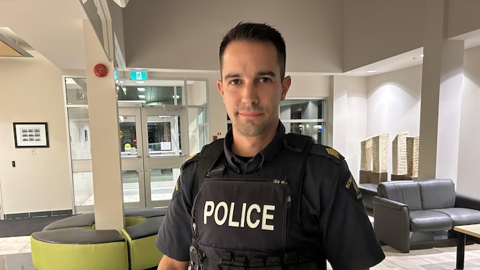 Un policier dans une salle.