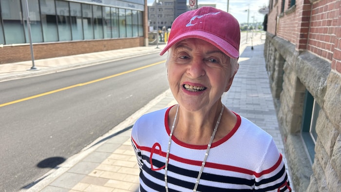 Madeleine Delaney-LeBlanc debout le nouveau trottoir de la rue Westmorland.