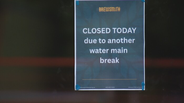Pancarte annonçant la fermeture d'un commerce à la suite du bris d'aqueduc à Bowness.
