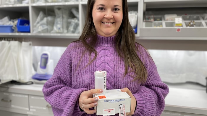 L'infirmière Vanessa Vachon qui tient une boîte en carton.