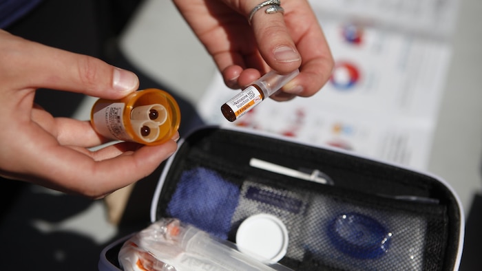 Une trousse d'injection de naloxone.