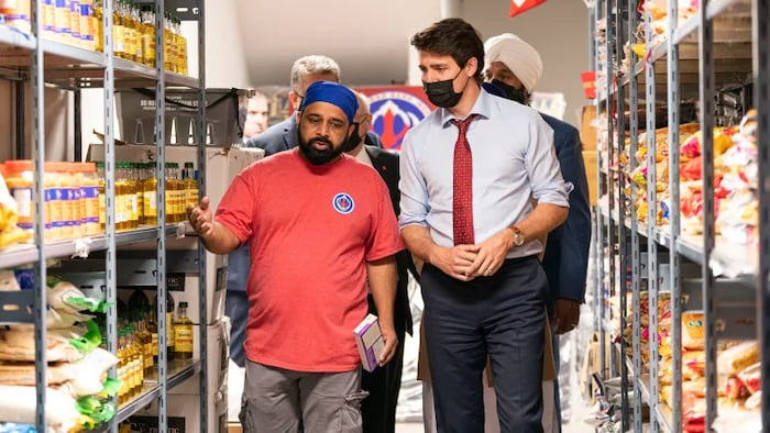 El primer ministro Justin Trudeau visita un banco de alimentos.
