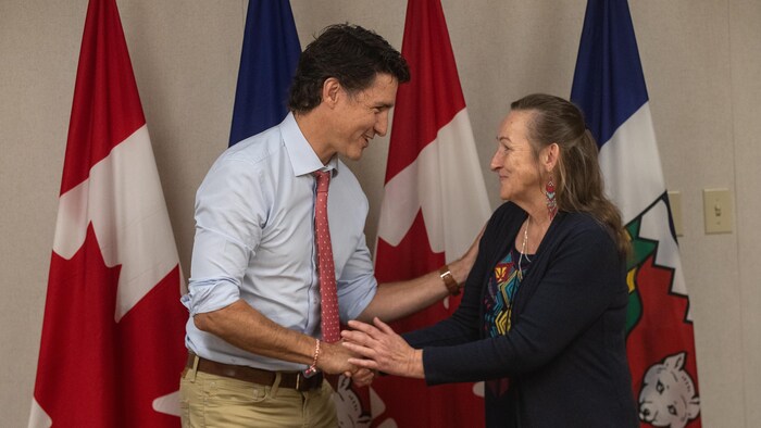 Justin Trudeau et Caroline Cochrane se serrent la main.