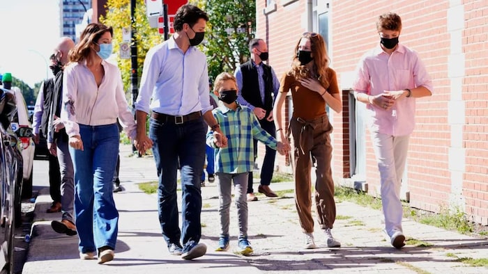 Sophie Grégoire Trudeau et Justin Trudeau, accompagnés de leurs enfants, de gauche à droite, Hadrien, Ella-Grace et Xavier.