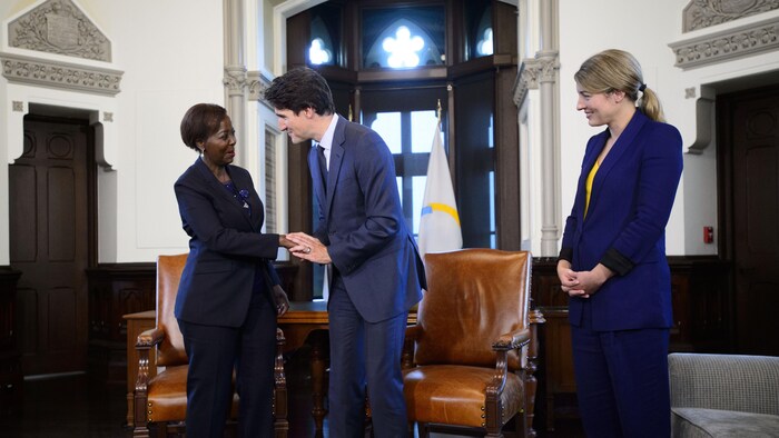 Le premier ministre du Canada, Justin Trudeau, est entouré de la secrétaire générale de l'OIF, Louise Mushikiwabo, et de la ministre Mélanie Joly.