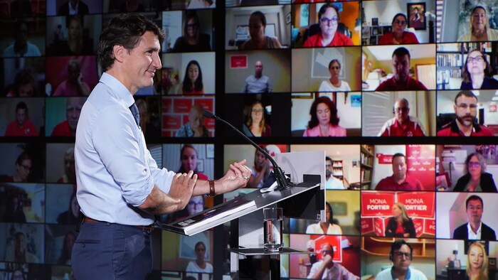 Justin Trudeau prenant la parole devant plusieurs personnes sur des écrans en vidéoconférence.