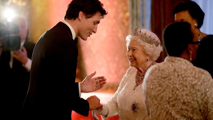 دردشة بين الملكة إليزابيث الثانية ورئيس الحكومة الكندية جوستان ترودو في قصر باكنغهام الملكي في لندن.