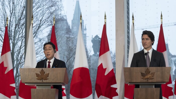رئيس الوزراء الكندي ونظيره الياباني خلال المؤتمر الصحافي الذي عقد اليوم الخميس في العاصمة الكندية.
