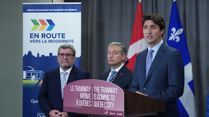 Le maire de Québec, Régis Labeaume, le ministre François-Philippe Champagne ainsi que le premier ministre Justin Trudeau lors d'une conférence de presse à Québec.