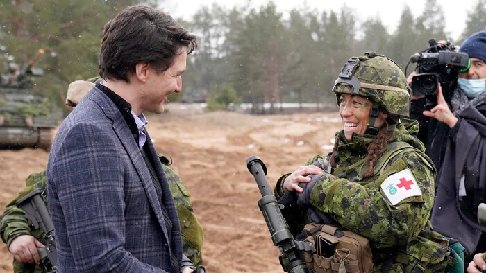 دردشة بين رئيس الحكومة الكندية جوستان ترودو وجندية كندية اليوم في قاعدة أدازي العسكرية قرب العاصمة اللاتفية ريغا.