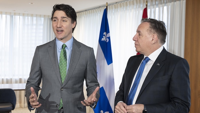 رئيس الحكومة الفدرالية جوستان ترودو (إلى اليسار) ورئيس حكومة كيبيك فرانسوا لوغو قُبيْل بدء اجتماعهما في مونتريال في 15 آذار (مارس) الفائت.