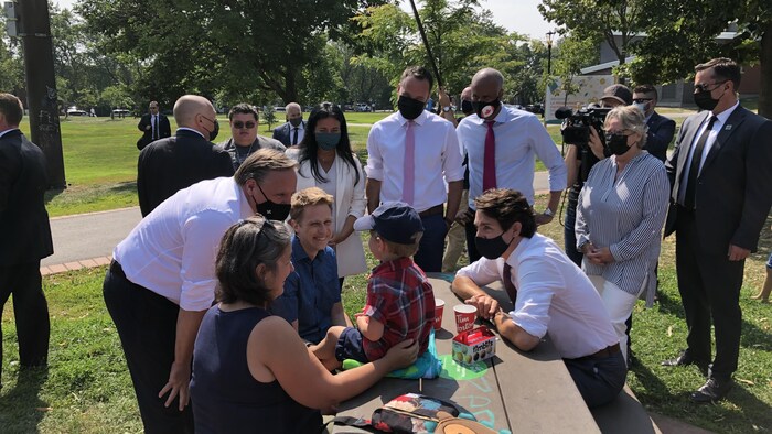 Trudeau et Legault dans un parc avec des enfants pour une annonce.