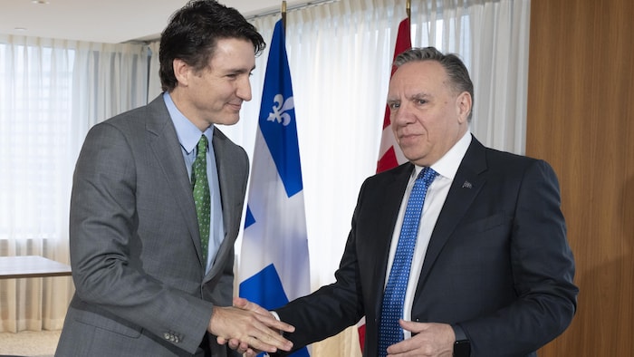 François Legault serre la main de Justin Trudeau.