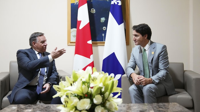 اجتماع بين رئيس الحكومة الكندية جوستان ترودو (إلى اليمين) ورئيس الحكومة الكيبيكية فرانسوا لوغو على هامش القمة الثامنة عشرة للمنظمة الدولية للفرنكوفونية في تونس في تشرين الثاني (نوفمبر) 2022.