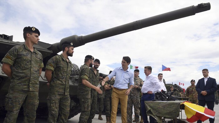 El Primer Ministro canadiense Justin Trudeau estrecha la mano a las tropas de la OTAN en Adazi, Letonia.