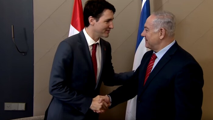 مصافحة بين رئيس الحكومة الكندية جوستان ترودو ونظيره الإسرائيلي بنيامين نتنياهو  في دافوس في سويسرا في 24 كانون الثاني (يناير) 2018.
