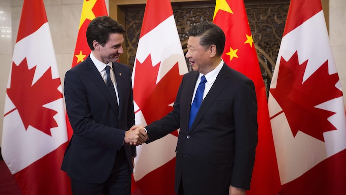 مصافحة بين الرئيس الصيني شي جين بينغ (إلى اليمين) ورئيس الحكومة الكندية جوستان ترودو في العاصمة الصينية بكين في كانون الأول (ديسمبر) 2017 عندما كانت العلاقات بين بلديْهما أفضل بكثير ممّا هي عليه حالياً.
