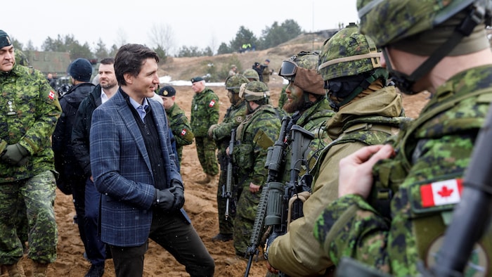 رئيس الحكومة الكندية جوستان ترودو متفقداً الجنود الكنديين في قاعدة أدازي العسكرية قرب العاصمة اللاتفية، ريغا، في 8 أذار (مارس) 2022.