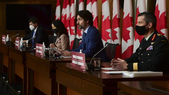 Mme Tam et MM Trudeau, LeBlanc et Fortin en conférence de presse.