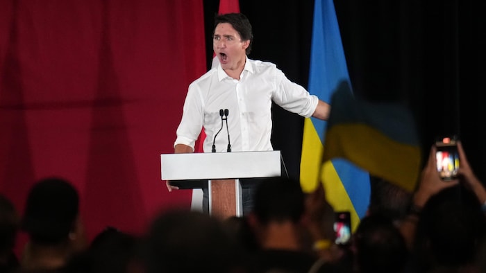 Justin Trudeau livre un discours sur scène.