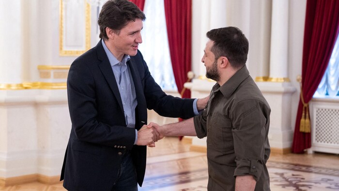 Le premier ministre Justin Trudeau a rencontré Volodymyr Zelensky à Kiev, dimanche. 