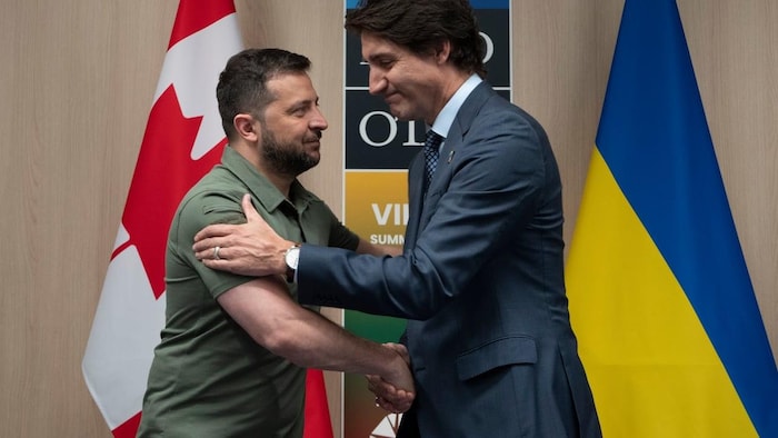 Le premier ministre Justin Trudeau serre la main du président Volodymyr Zelensky.