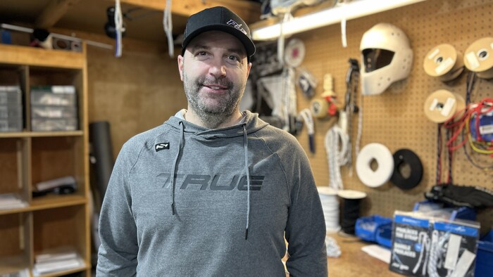 Michel Ratthé dans son atelier de Saint-Fulgence.