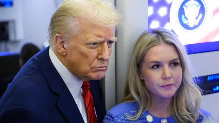 Le président américain s'adresse aux journalistes lors d'un vol à bord d'Air Force One.