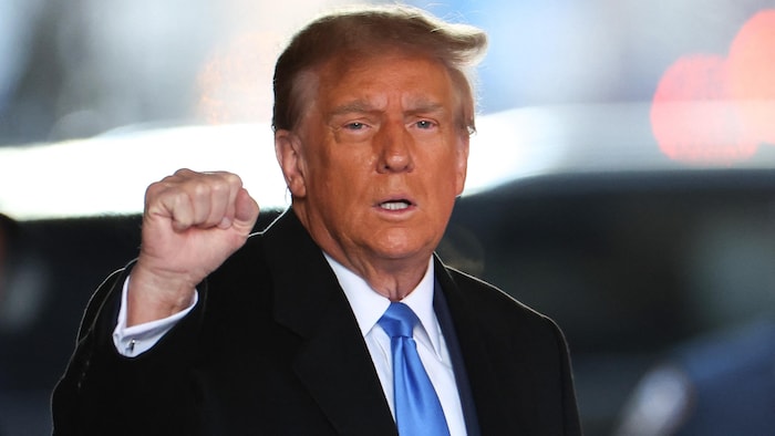 Donald Trump quitte la Trump Tower en levant le poing pour se rendre au tribunal fédéral de Manhattan où se tenait le deuxième procès en diffamation intenté contre lui, à New York, en 2024. 