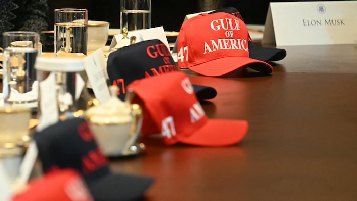 Des chapeaux Gulf of America sont posés sur une table alors que le président américain Donald Trump tient une réunion avec son cabinet.