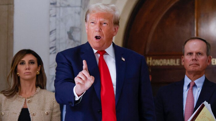Donald Trump s'adresse aux médias lors de son procès civil pour fraude à New York.