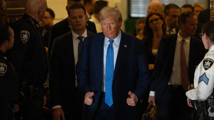 L'ancien président américain Donald Trump part pour une pause déjeuner à la Cour suprême de New York lors de son procès pour fraude civile à New York.