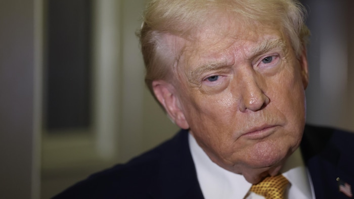 Donald Trump s'adresse aux médias à bord d'Air Force One, en route vers Washington.