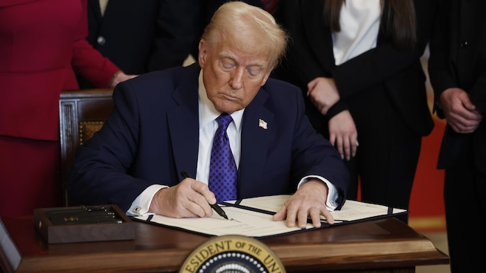 Le président Donald Trump signe un texte de loi à la Maison-Blanche.