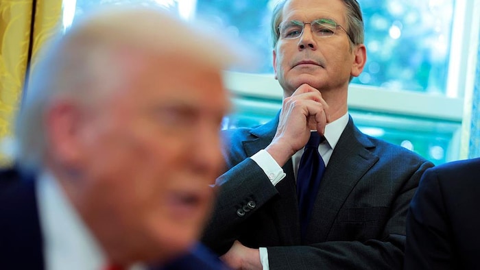 Scott Bessent se trouve derrière Donald Trump dans le bureau oval de la Maison-Blanche. 