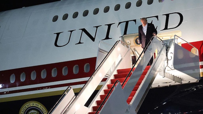 Donald Trump descend de son nouvel appareil Air Force One.