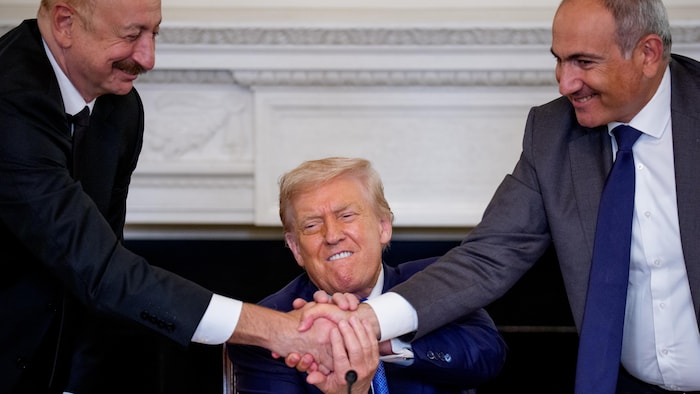 Le président Donald Trump ajoute ses mains à celles déjà serrées du président azerbaïdjanais Ilham Aliev et du premier ministre arménien Nikol Pachinian.