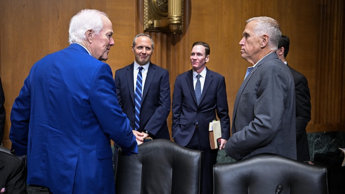 John Cornyn et Thom Tillis discutent.
