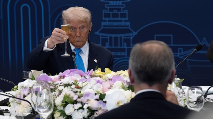 Donald Trump lève son verre vers Mark Carney.