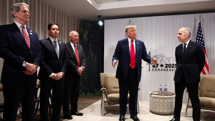 Scott Bessent, Marco Rubio et Pete Hoekstra assistent à la rencontre de Donald Trump et de Mark Carney, lors du sommet du G7.