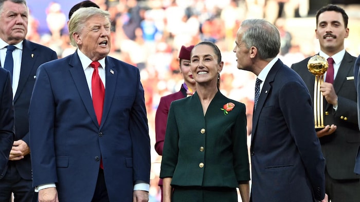 Donald Trump et Mark Carney parlent, avant la remise