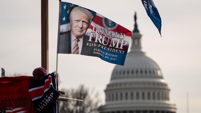 Un drapeau pour l'inauguration du 45e président, Donald Trump, flotte devant le Congrès.