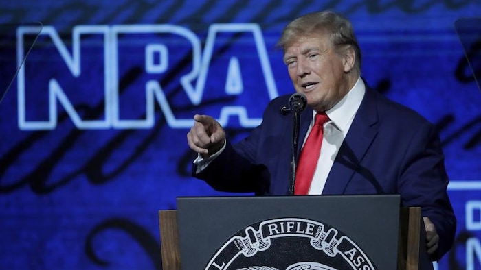  Donald Trump devant un logo de la NRA.