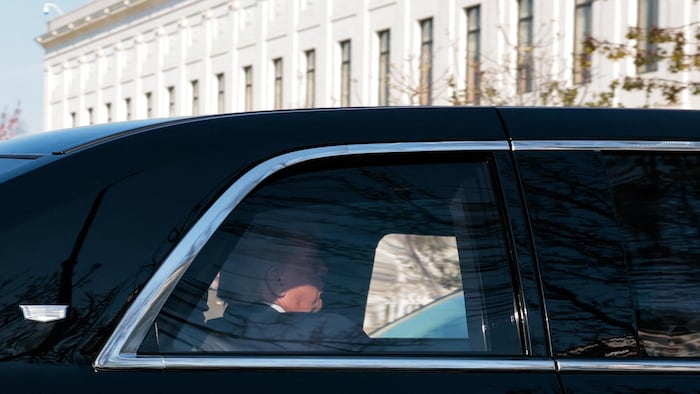 On apperçoit Donald Trump à travers la fenêtre de sa limousine, devant le bâtiment de la Cour suprême américaine. 