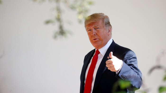 Le président Trump fait le signe du pouce en l'air.